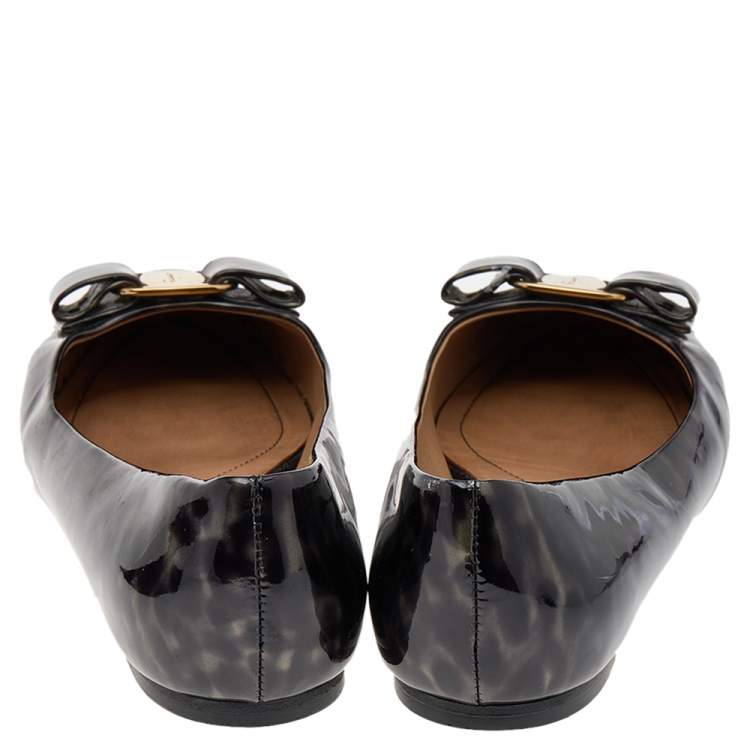 Pre Owned Salvatore Ferragamo Two Tone Patent Leather And Lizard Embossed Leather Cap Toe Vara Bow Ballet Flats Size 37.5