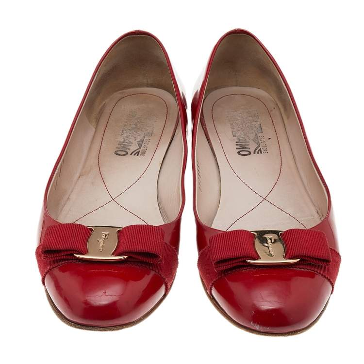مملوكة مسبقًا Salvatore Ferragamo Red Patent Leather Vara Bow Ballet Flats Size 39.5