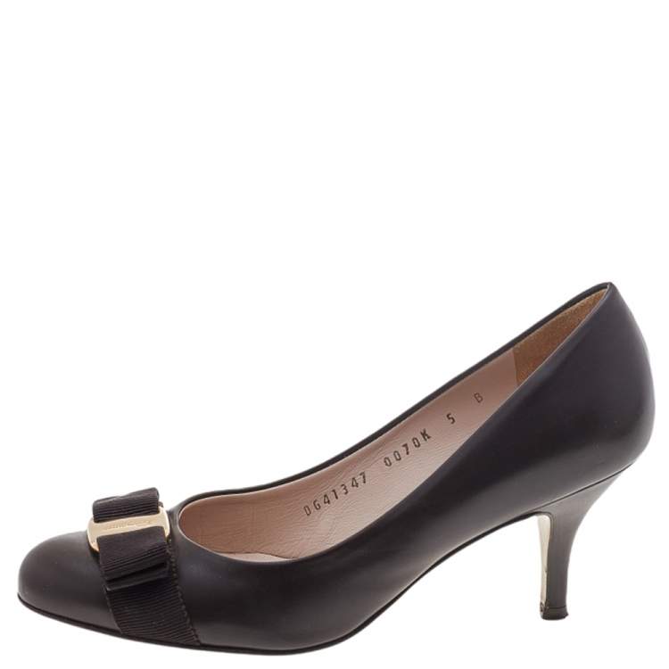 Pre Owned Salvatore Ferragamo Dark Brown Leather Vara Bow Pumps Size 35.5
