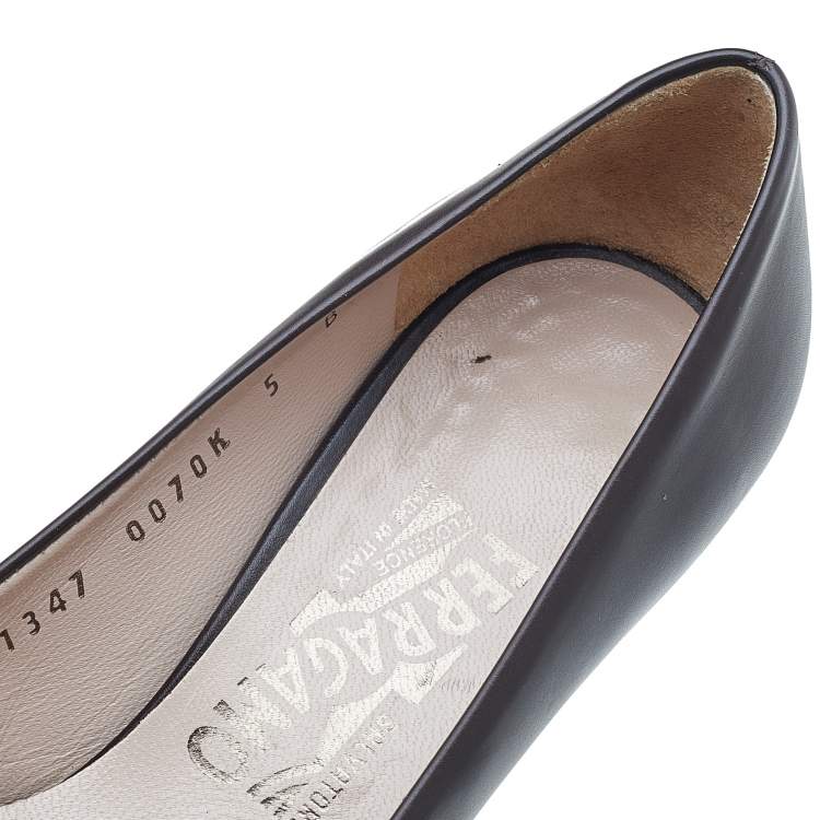 Pre Owned Salvatore Ferragamo Dark Brown Leather Vara Bow Pumps Size 35.5