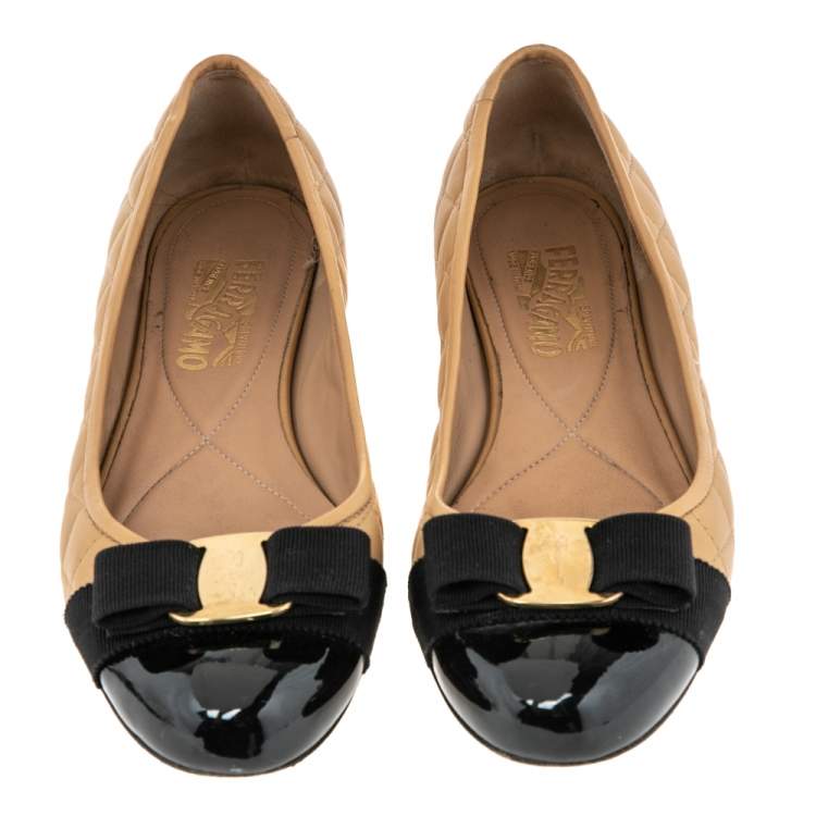 مملوكة مسبقًا Salvatore Ferragamo Beige/Black Patent And Leather Varina  Ballet Flats Size 39