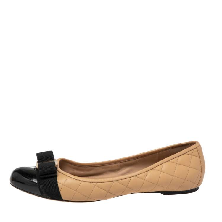 مملوكة مسبقًا Salvatore Ferragamo Beige/Black Patent And Leather Varina  Ballet Flats Size 39