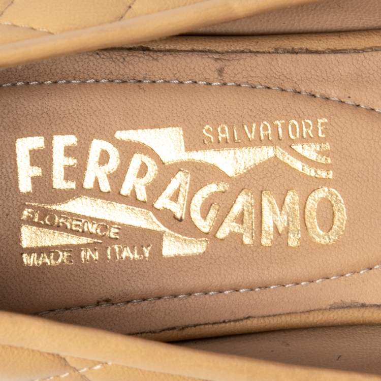 مملوكة مسبقًا Salvatore Ferragamo Beige/Black Patent And Leather Varina  Ballet Flats Size 39