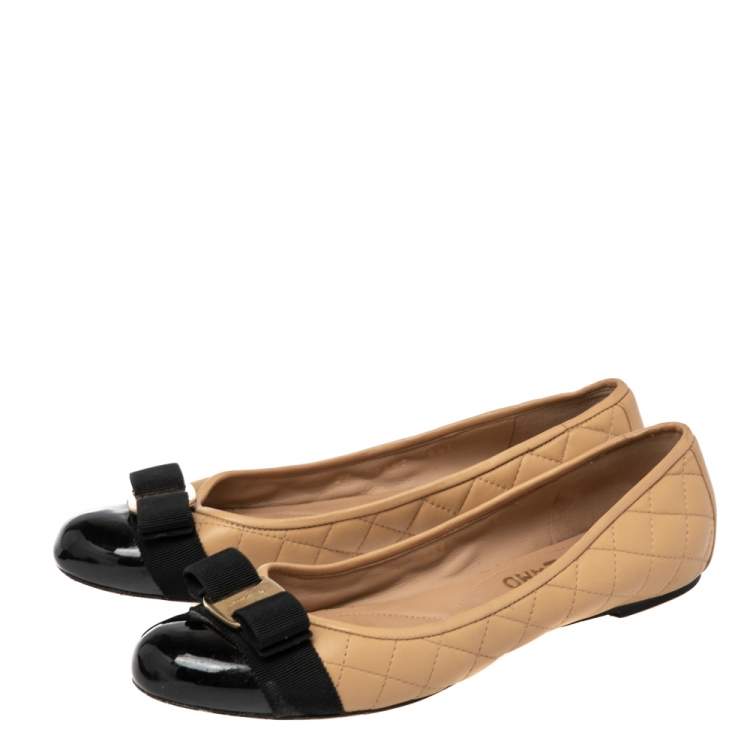 مملوكة مسبقًا Salvatore Ferragamo Beige/Black Patent And Leather Varina  Ballet Flats Size 39