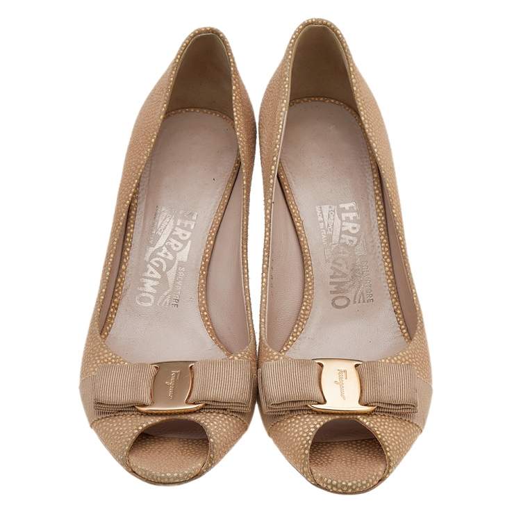 Pre Owned Salvatore Ferragamo Beige/Gold Leather Pola Vara Bow Peep Toe Pumps Size 36.5