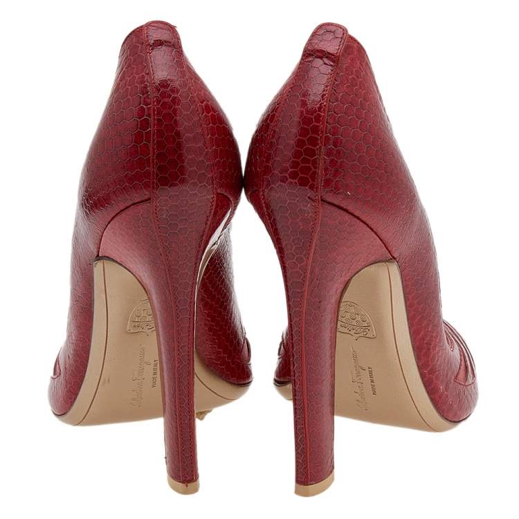 مملوكة مسبقًا Salvatore Ferragamo Red Karung and Leather Peep Toe Pumps Size 40