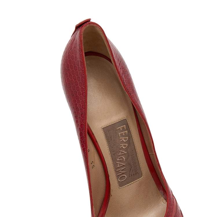 مملوكة مسبقًا Salvatore Ferragamo Red Karung and Leather Peep Toe Pumps Size 40