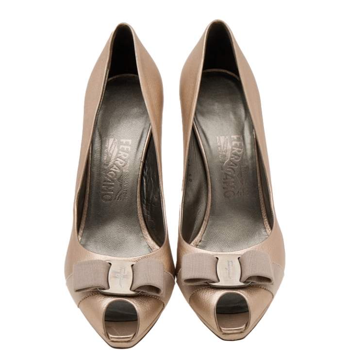 Pre Owned Salvatore Ferragamo Metallic Rose Gold Leather Vara Bow Peep Toe Pumps Size 40.5