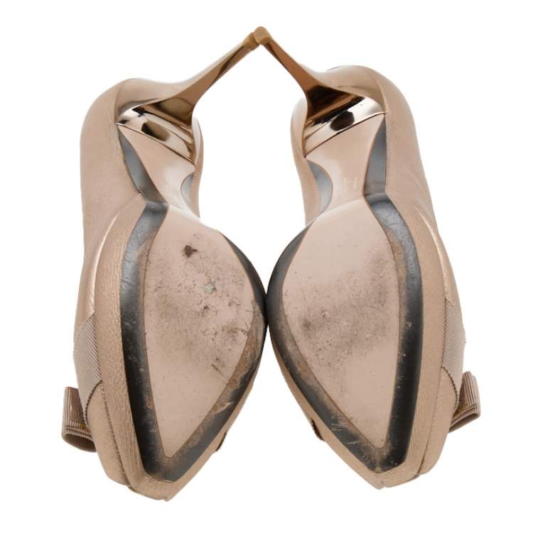 Pre Owned Salvatore Ferragamo Metallic Rose Gold Leather Vara Bow Peep Toe Pumps Size 40.5