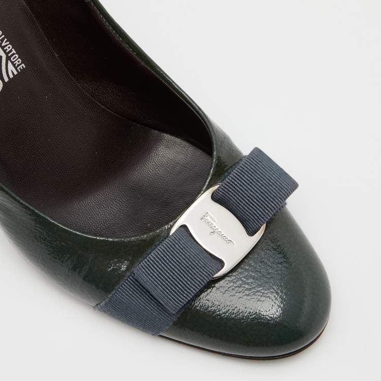 Pre Owned Salvatore Ferragamo Green Textured Patent Leather Vara Bow Pumps Size 40