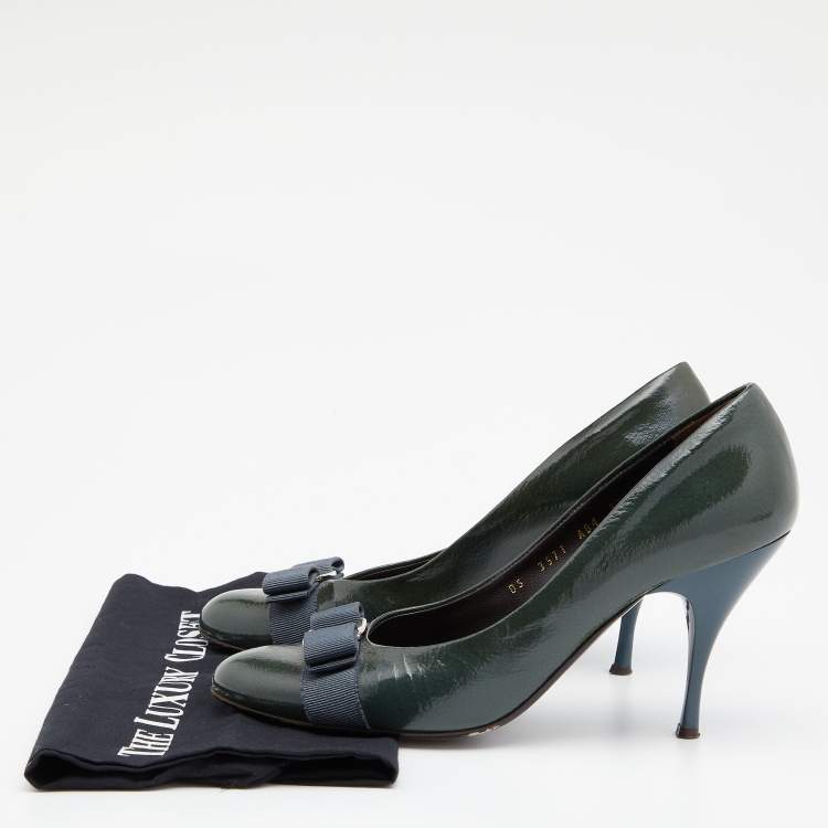 Pre Owned Salvatore Ferragamo Green Textured Patent Leather Vara Bow Pumps Size 40