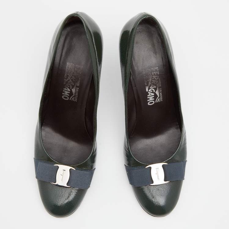 Pre Owned Salvatore Ferragamo Green Textured Patent Leather Vara Bow Pumps Size 40