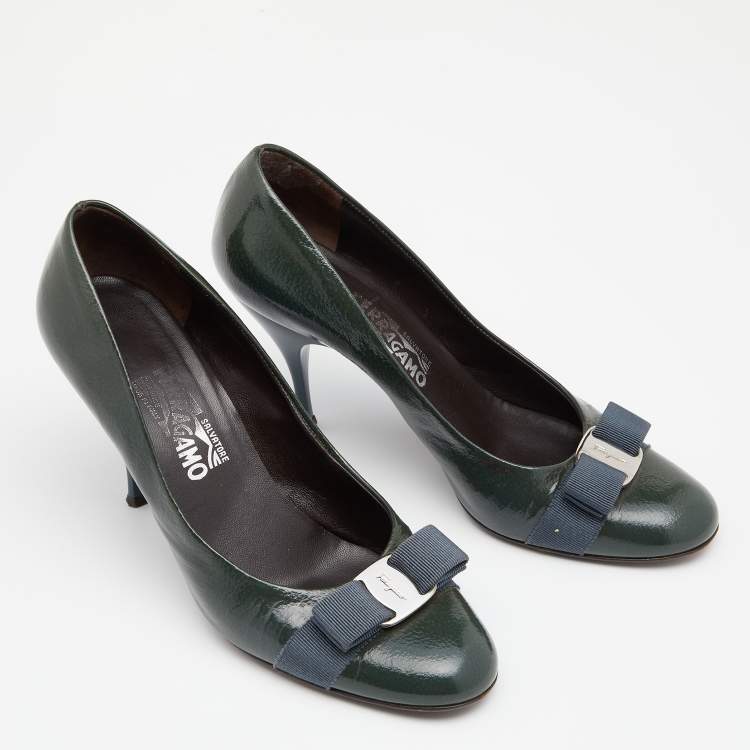 Pre Owned Salvatore Ferragamo Green Textured Patent Leather Vara Bow Pumps Size 40