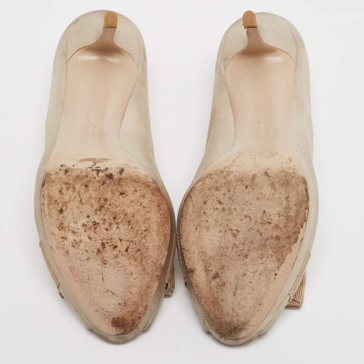 Pre Owned Salvatore Ferragamo Metallic Gold Nubuck Leather Vara Bow Peep Toe Pumps Size 36.5