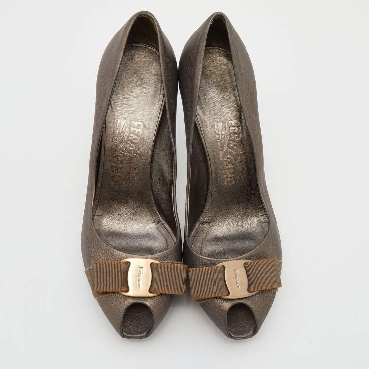 Pre Owned Salvatore Ferragamo Metallic Grey Leather Pola Vara Bow Peep Toe Platform  Pumps Size 38.5