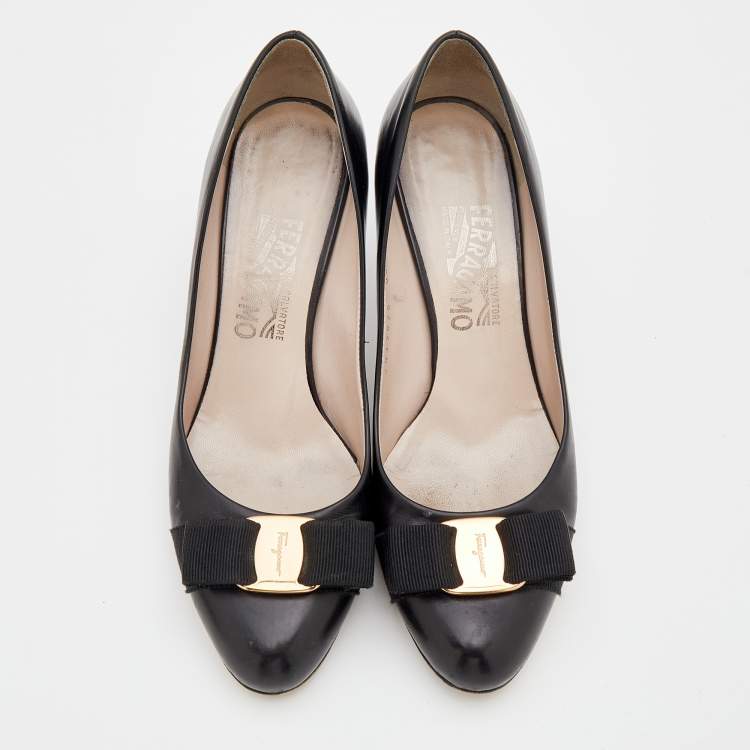 Pre Owned Salvatore Ferragamo Black Leather Vara Bow Pumps Size 37.5
