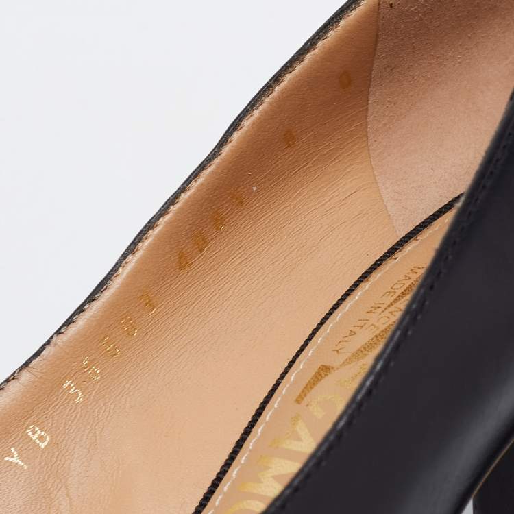 Pre Owned Salvatore Ferragamo Black Leather Vara Bow Pumps Size 38.5