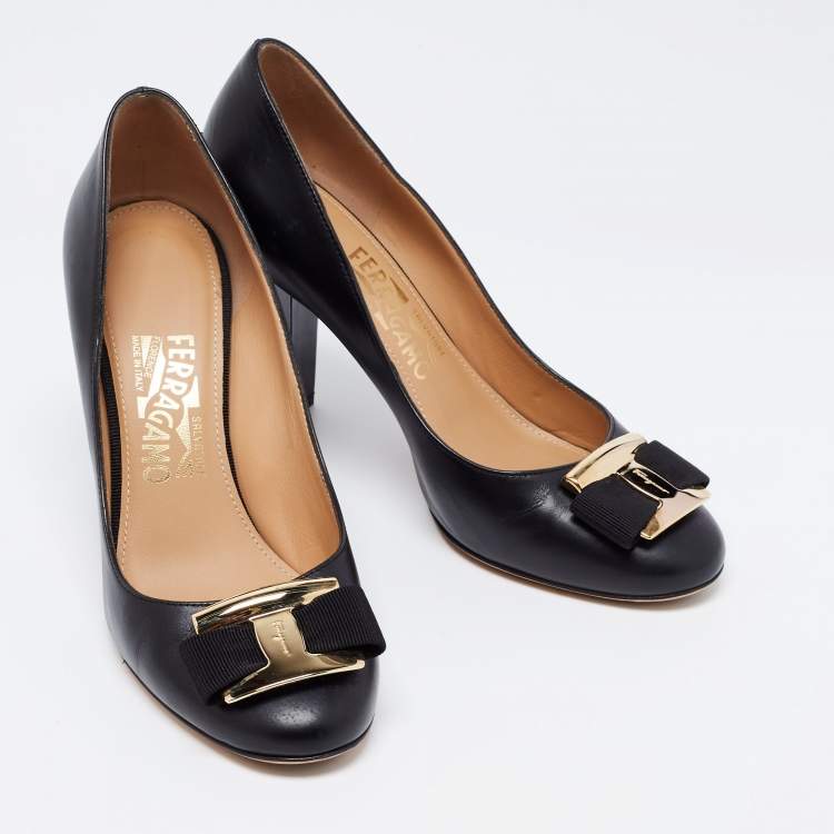 Pre Owned Salvatore Ferragamo Black Leather Vara Bow Pumps Size 38.5
