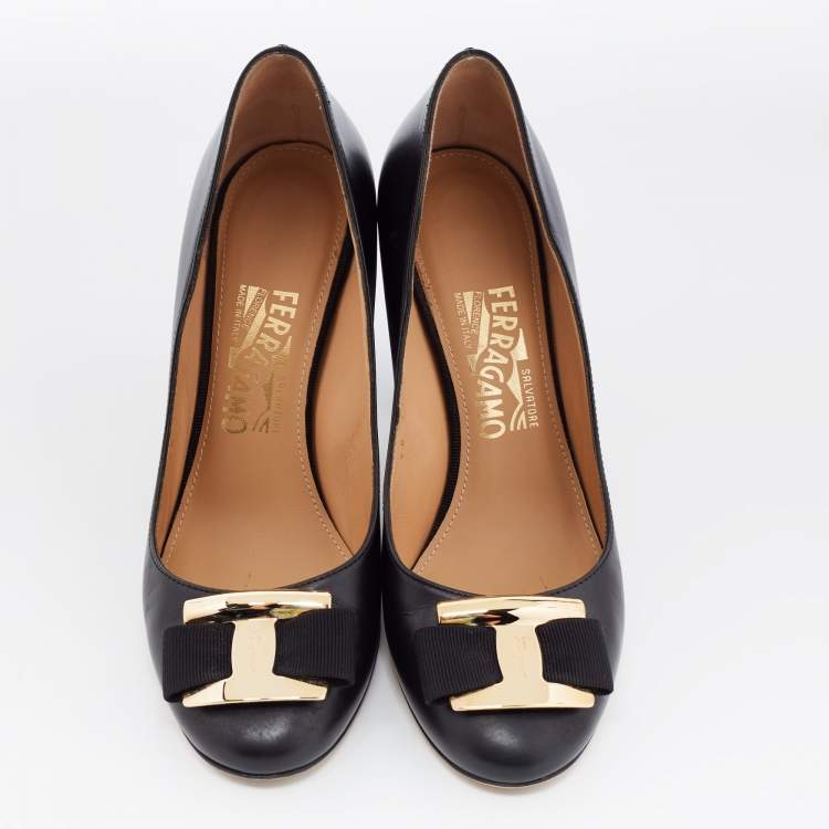 Pre Owned Salvatore Ferragamo Black Leather Vara Bow Pumps Size 38.5