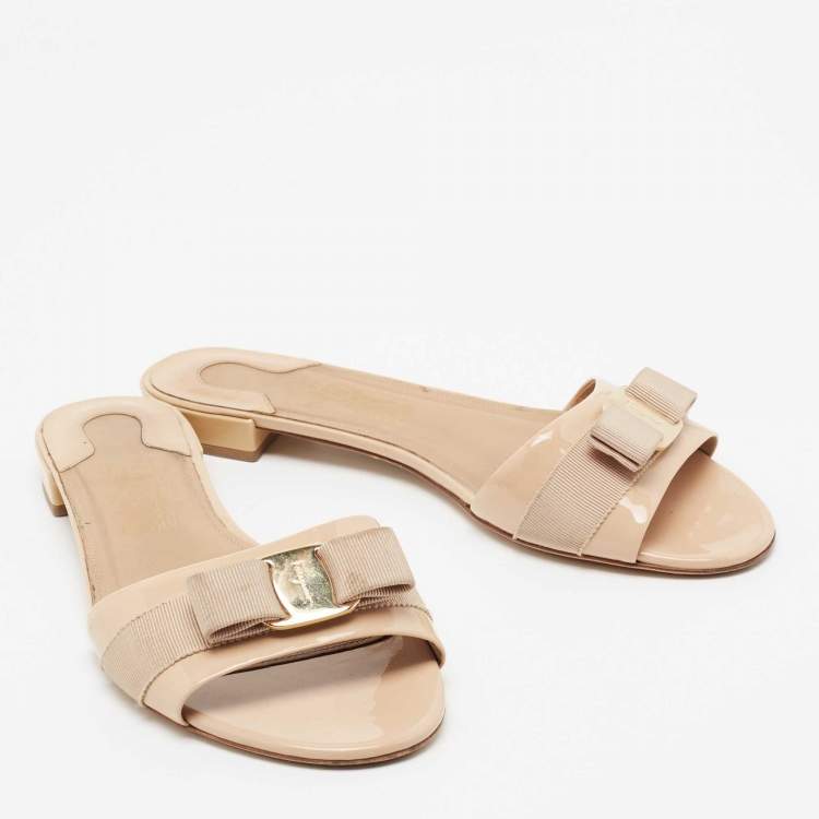 Pre Owned Salvatore Ferragamo Beige Patent Leather and Canvas Vara Bow Flat Slides Size 40.5