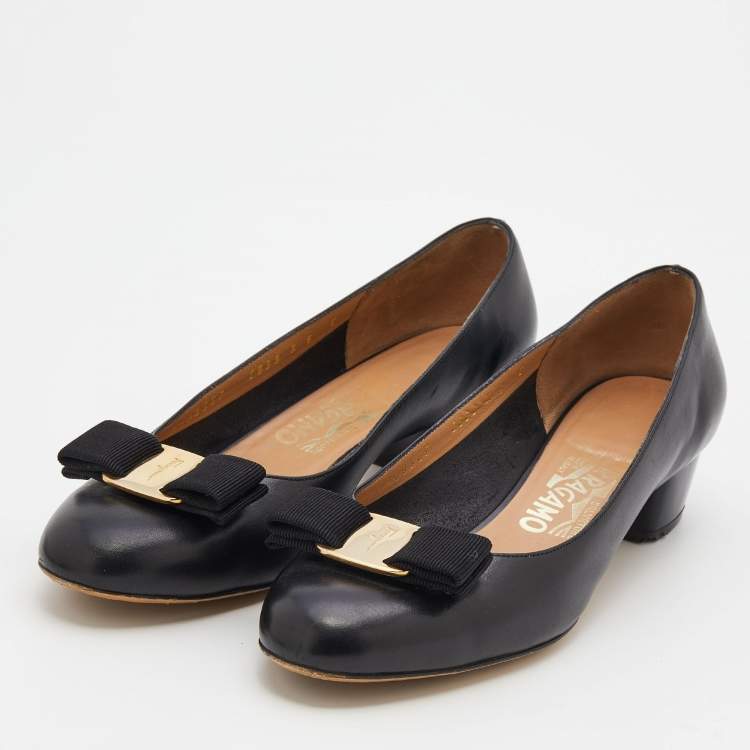 Pre Owned Salvatore Ferragamo Black Leather Vara Bow Pumps Size 36.5