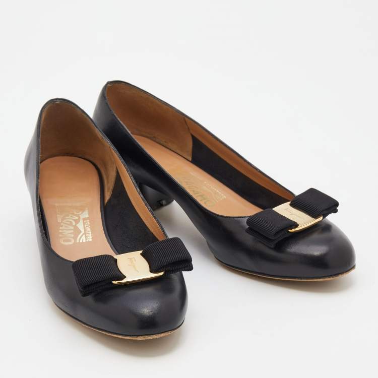 Pre Owned Salvatore Ferragamo Black Leather Vara Bow Pumps Size 36.5