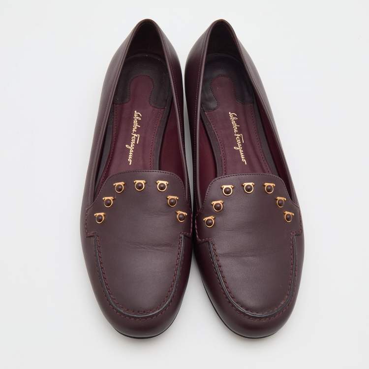 مملوكة مسبقًا Salvatore Ferragamo Burgundy Leather Studded Flower Heel Loafers Size 38.5