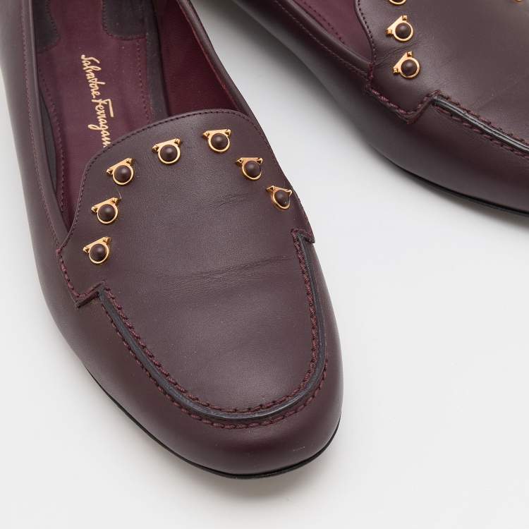 مملوكة مسبقًا Salvatore Ferragamo Burgundy Leather Studded Flower Heel Loafers Size 38.5