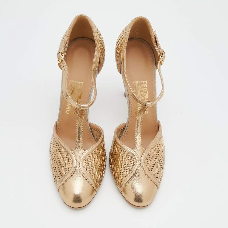 مملوكة مسبقًا Salvatore Ferragamo Gold Leather Emanuela T-Strap Pumps Size 40