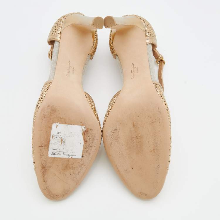 مملوكة مسبقًا Salvatore Ferragamo Gold Leather Emanuela T-Strap Pumps Size 40