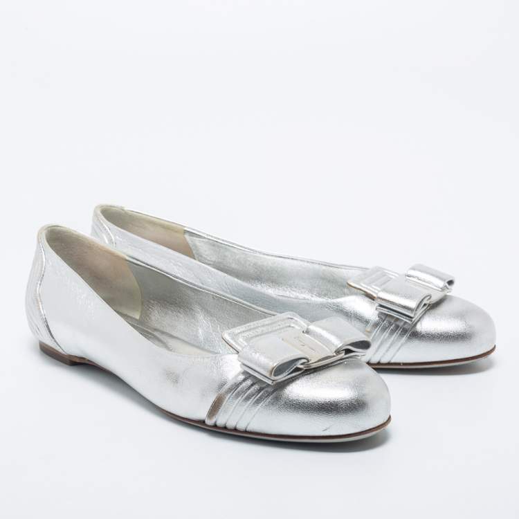 Pre Owned Salvatore Ferragamo Silver Leather Vara Bow Ballet Flats Size 38
