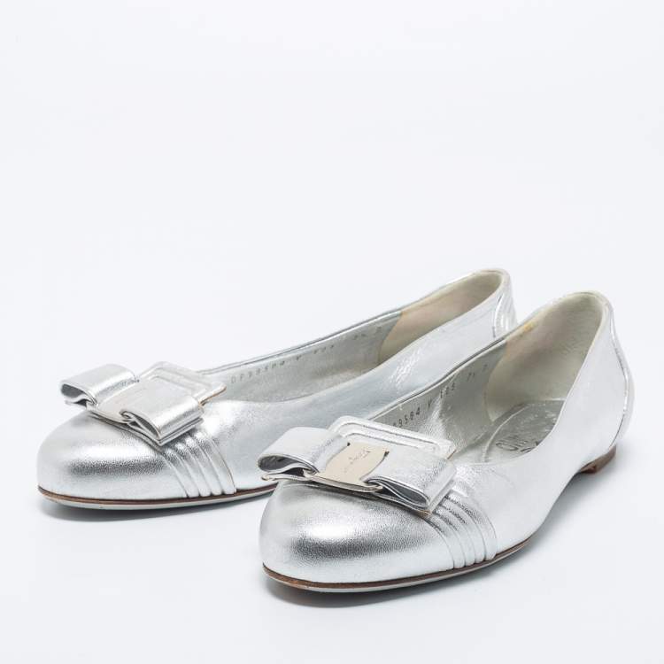 Pre Owned Salvatore Ferragamo Silver Leather Vara Bow Ballet Flats Size 38
