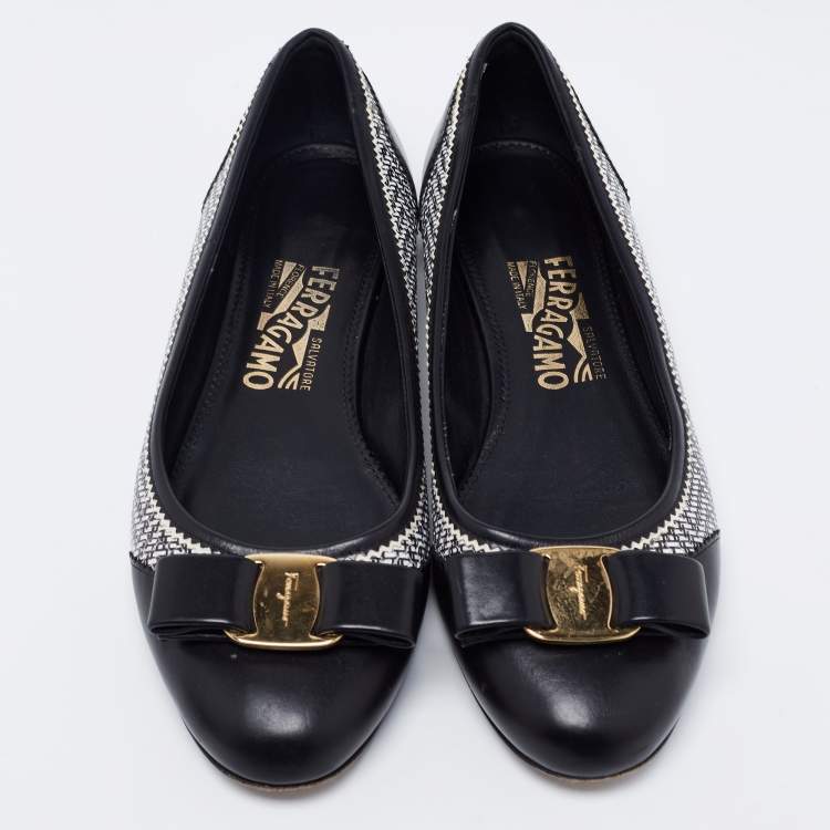 مملوكة مسبقًا Salvatore Ferragamo Black/White Printed Leather Vara Bow Ballet Flats Size 38