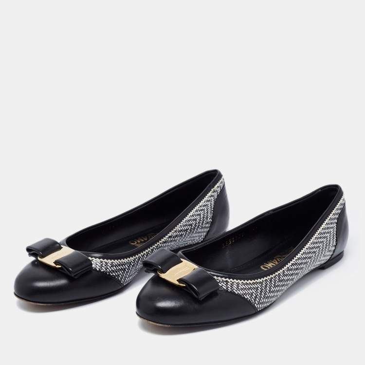 مملوكة مسبقًا Salvatore Ferragamo Black/White Printed Leather Vara Bow Ballet Flats Size 38