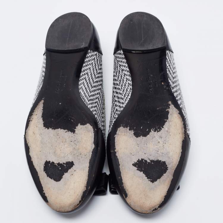 مملوكة مسبقًا Salvatore Ferragamo Black/White Printed Leather Vara Bow Ballet Flats Size 38