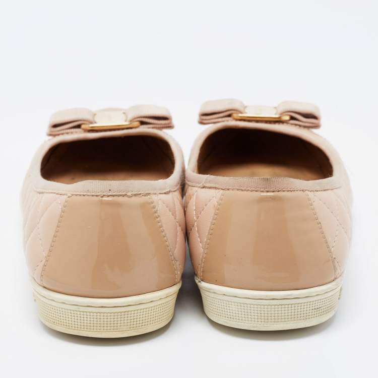 مملوكة مسبقًا Salvatore Ferragamo Beige Quilted Patent And Leather Varina Ballet Flats Size 37.5