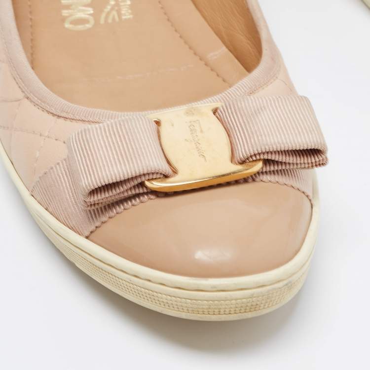 مملوكة مسبقًا Salvatore Ferragamo Beige Quilted Patent And Leather Varina Ballet Flats Size 37.5