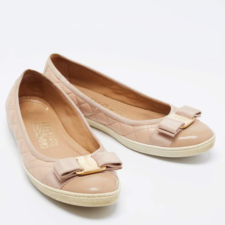 مملوكة مسبقًا Salvatore Ferragamo Beige Quilted Patent And Leather Varina Ballet Flats Size 37.5