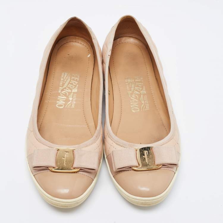مملوكة مسبقًا Salvatore Ferragamo Beige Quilted Patent And Leather Varina Ballet Flats Size 37.5