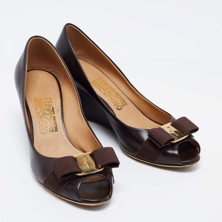 Pre Owned Salvatore Ferragamo Dark Brown Leather Vara Bow Wedge Peep Toe Pumps Size 37.5