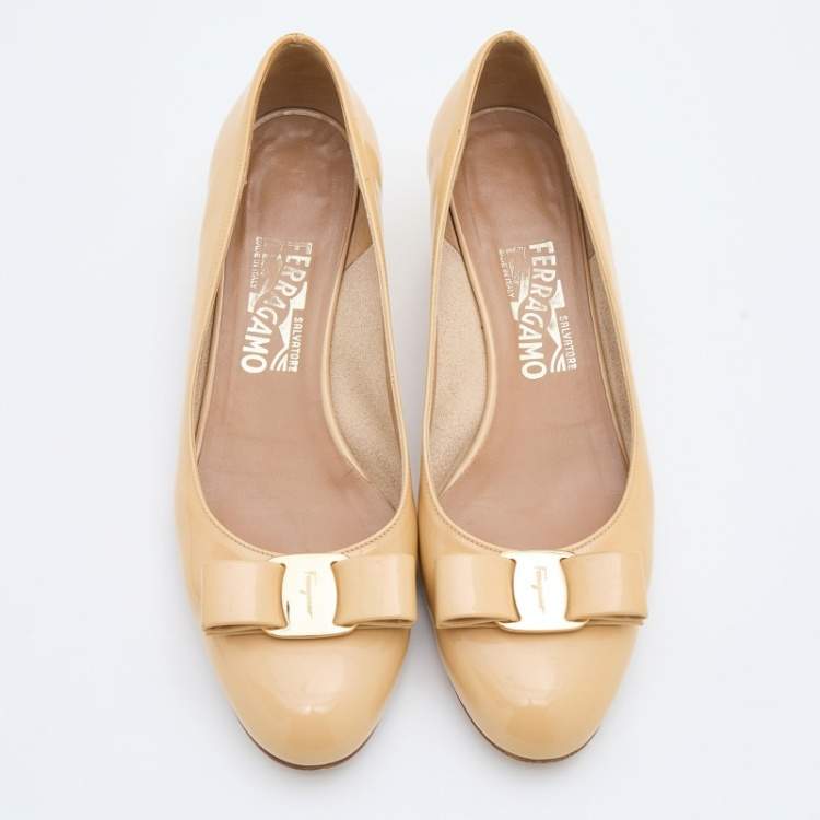 Pre Owned Salvatore Ferragamo Beige Patent Leather Vara Bow Block Heel Pumps Size 38.5