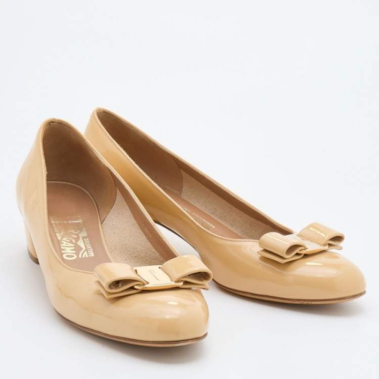 Pre Owned Salvatore Ferragamo Beige Patent Leather Vara Bow Block Heel Pumps Size 38.5