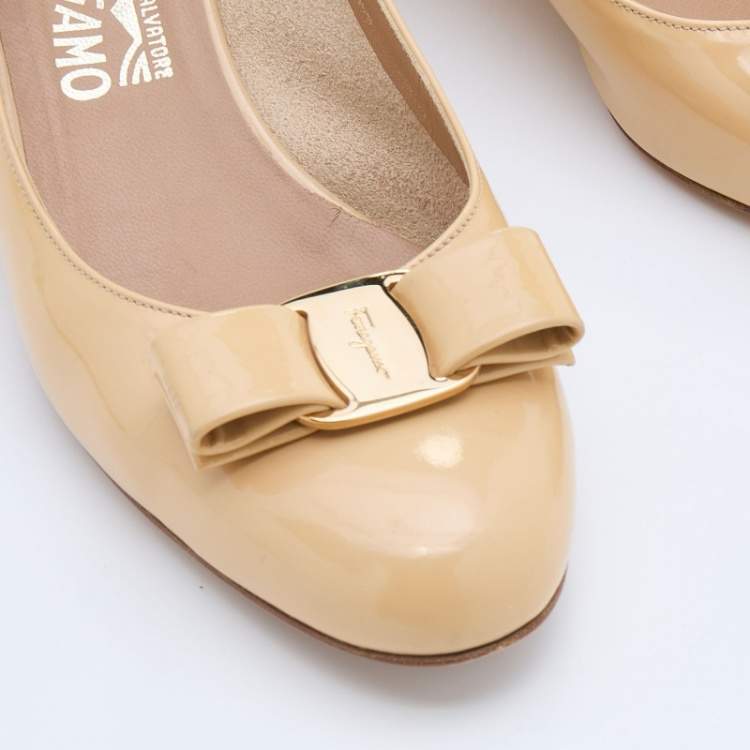 Pre Owned Salvatore Ferragamo Beige Patent Leather Vara Bow Block Heel Pumps Size 38.5