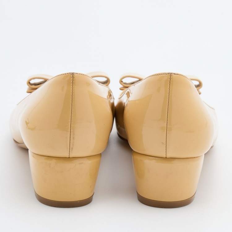 Pre Owned Salvatore Ferragamo Beige Patent Leather Vara Bow Block Heel Pumps Size 38.5