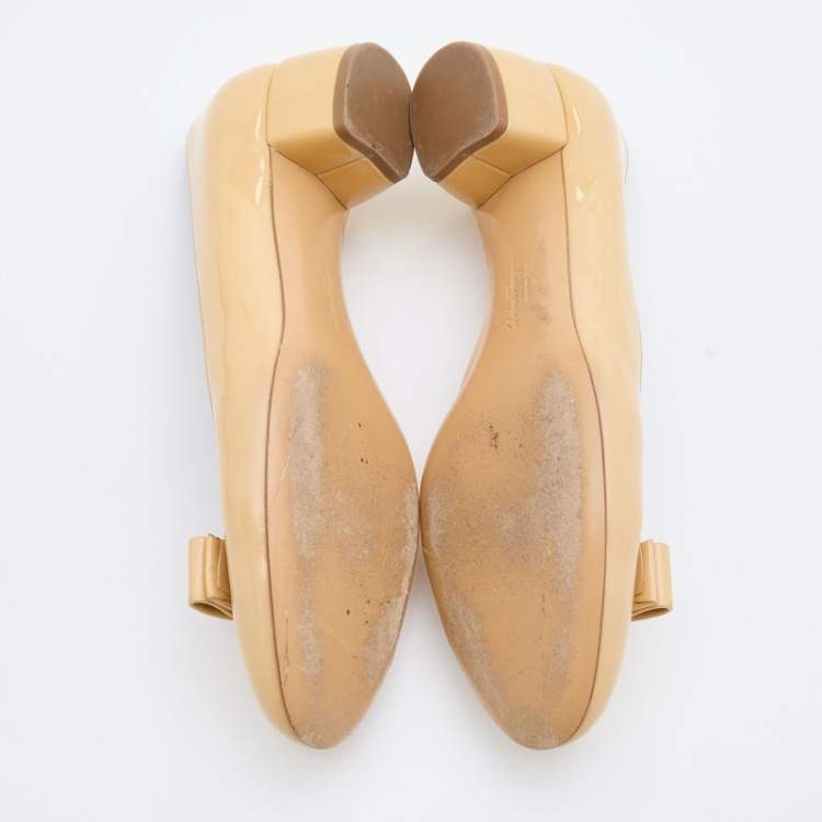 Pre Owned Salvatore Ferragamo Beige Patent Leather Vara Bow Block Heel Pumps Size 38.5