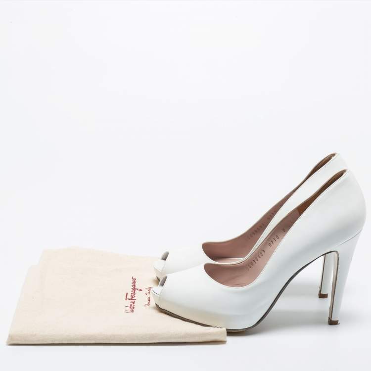 مملوكة مسبقًا Salvatore Ferragamo White Leather Peep Toe Platform Pumps Size 38.5
