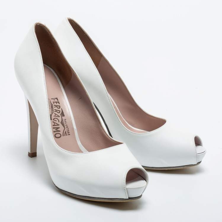 مملوكة مسبقًا Salvatore Ferragamo White Leather Peep Toe Platform Pumps Size 38.5