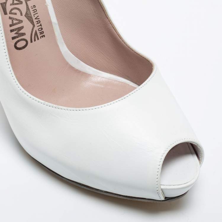 مملوكة مسبقًا Salvatore Ferragamo White Leather Peep Toe Platform Pumps Size 38.5