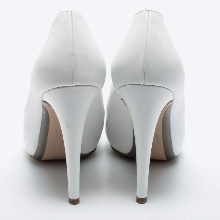 مملوكة مسبقًا Salvatore Ferragamo White Leather Peep Toe Platform Pumps Size 38.5