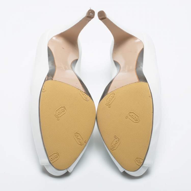 مملوكة مسبقًا Salvatore Ferragamo White Leather Peep Toe Platform Pumps Size 38.5